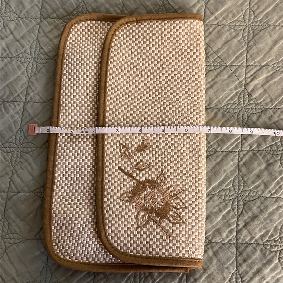 Vintage Woven Straw Clutch, with a floral embroidery design - Picture 15 of 15